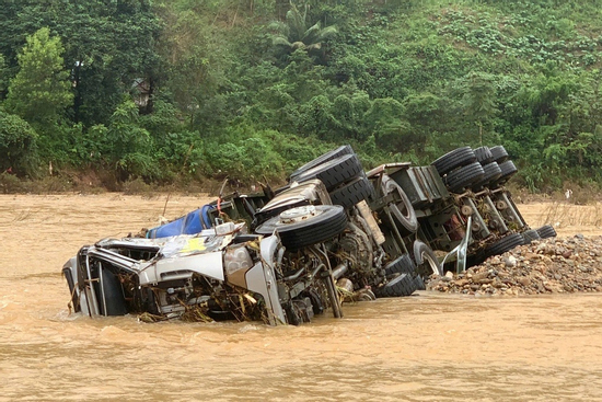 Đã tìm thấy thi thể tài xế bị nước lũ cuốn trôi khi cố vượt ngầm ở Quảng Trị