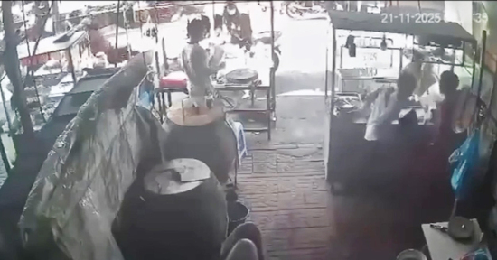 Đang bán bánh mì, người phụ nữ mang thai 36 tuần bất ngờ bị kẻ lạ đâm giữa chợ