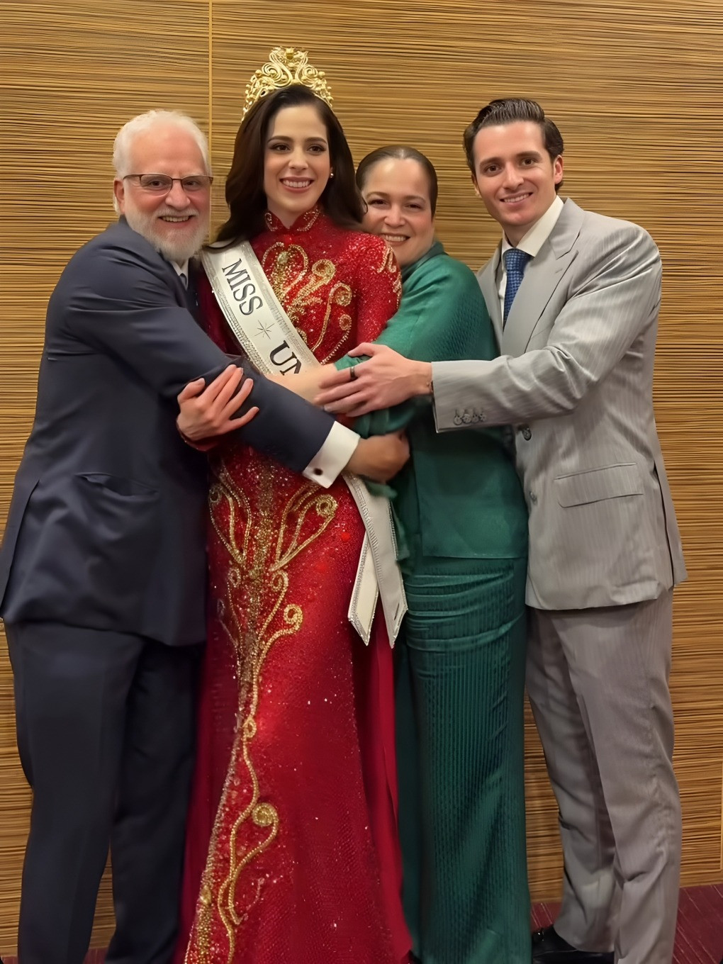 Loạt ảnh lần đầu công bố của tân Miss Universe 2025 và gia đình quyền lực sau khi đăng quang