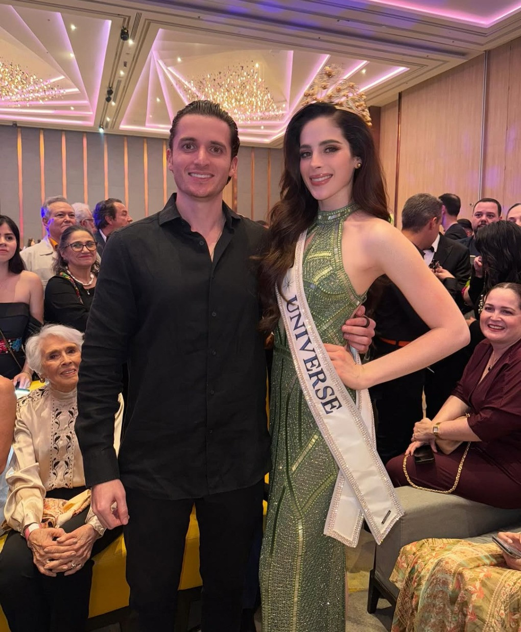 Loạt ảnh lần đầu công bố của tân Miss Universe 2025 và gia đình quyền lực sau khi đăng quang