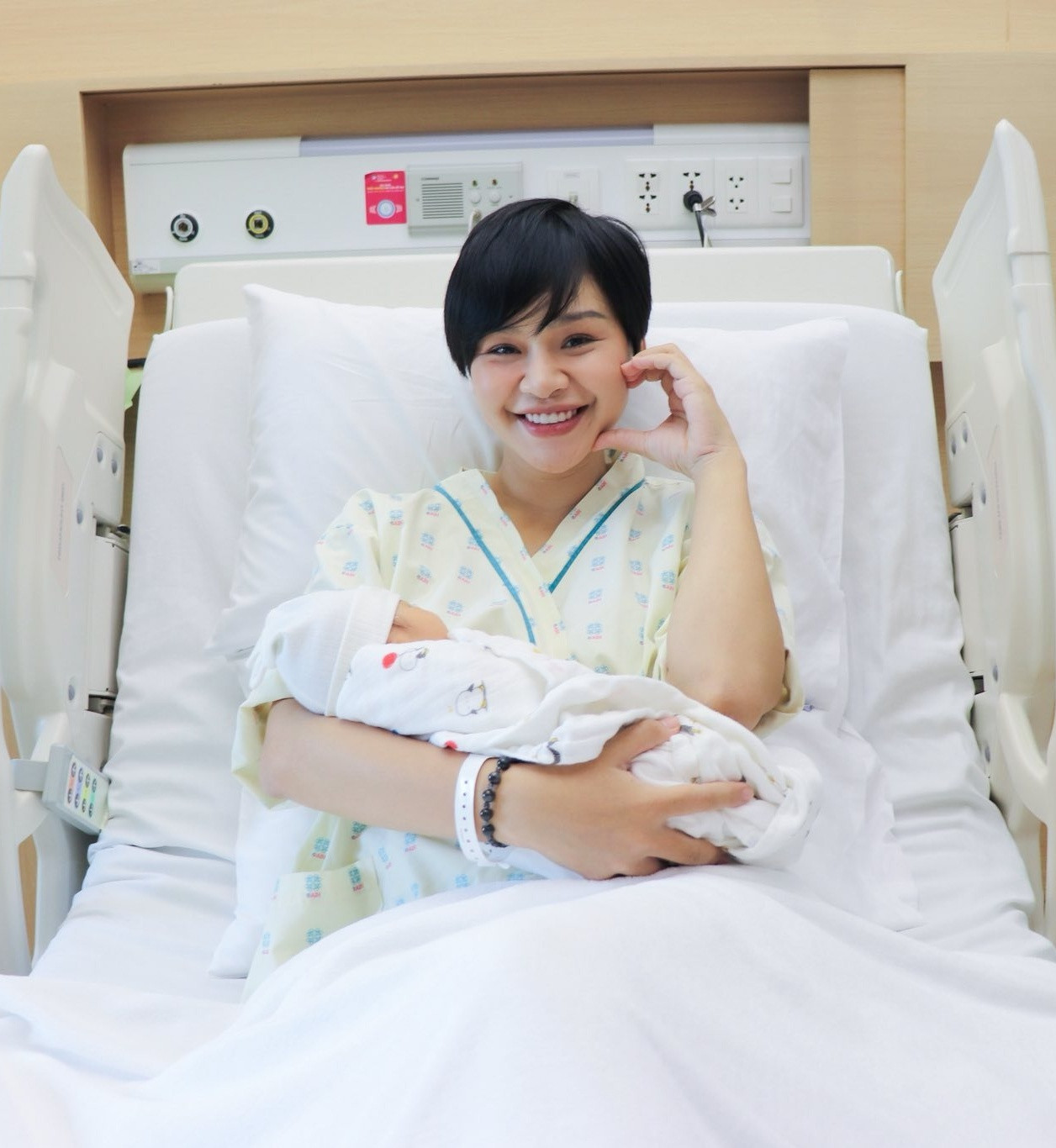 Mỹ nhân Vbiz sinh con đầu lòng sau 4 tháng làm đám cưới