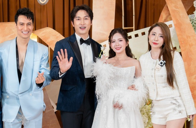 Việt Anh tình tứ cùng Quỳnh Nga sải bước trên thảm đỏ