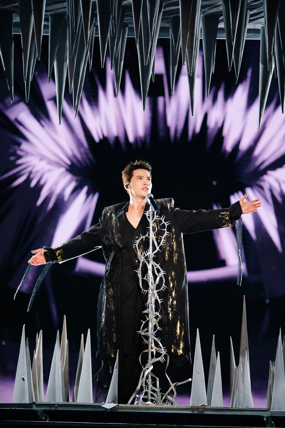 Concert Quốc Thiên chính chủ ủng hộ từ thiện 200 triệu đồng khách mời khuấy đảo sân khấu