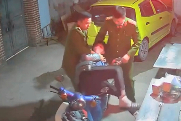 Clip cảnh sát 'nhẹ nhàng' áp sát bắt kẻ cướp điện thoại tại Hà Nội