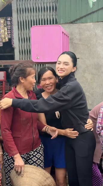 Vừa thi xong Hoa hậu Hương Giang lập tức đến Phú Yên làm từ thiện