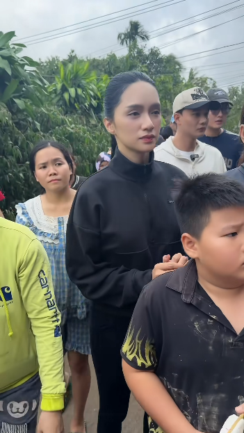 Vừa thi xong Hoa hậu Hương Giang lập tức đến Phú Yên làm từ thiện