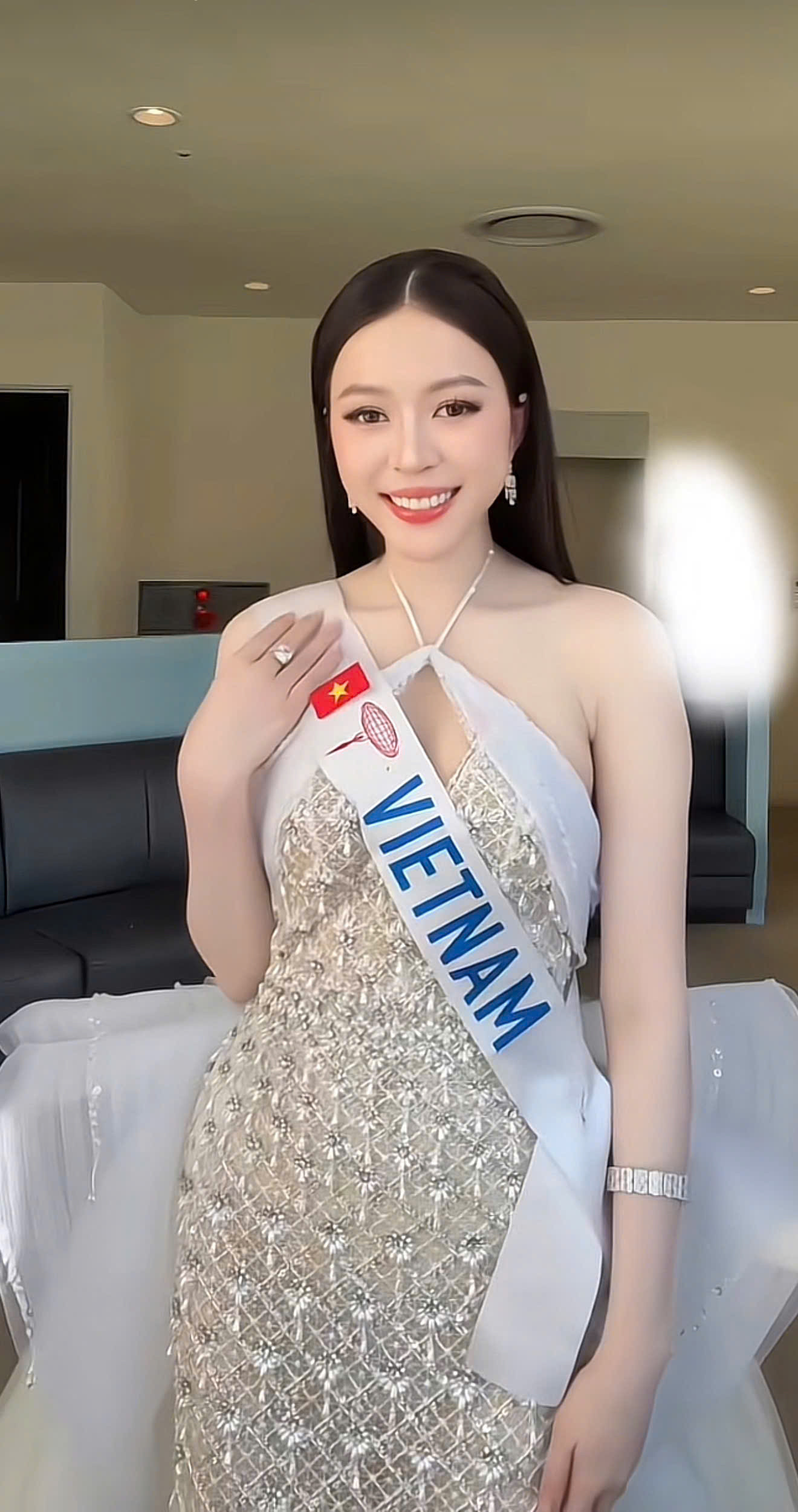 Hoa hậu Kiều Duy diễn Bán kết Miss International phản ứng Thanh Thủy và dàn BGK gây chú ý