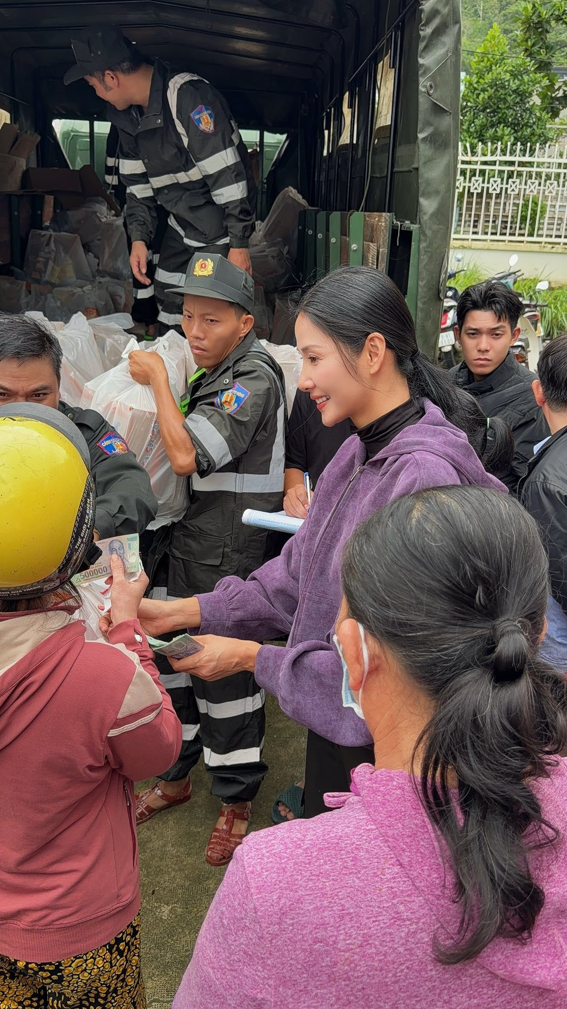 Hoàng Thùy lao vào tâm lũ trực tiếp phát tiền mặt giúp đỡ bà con