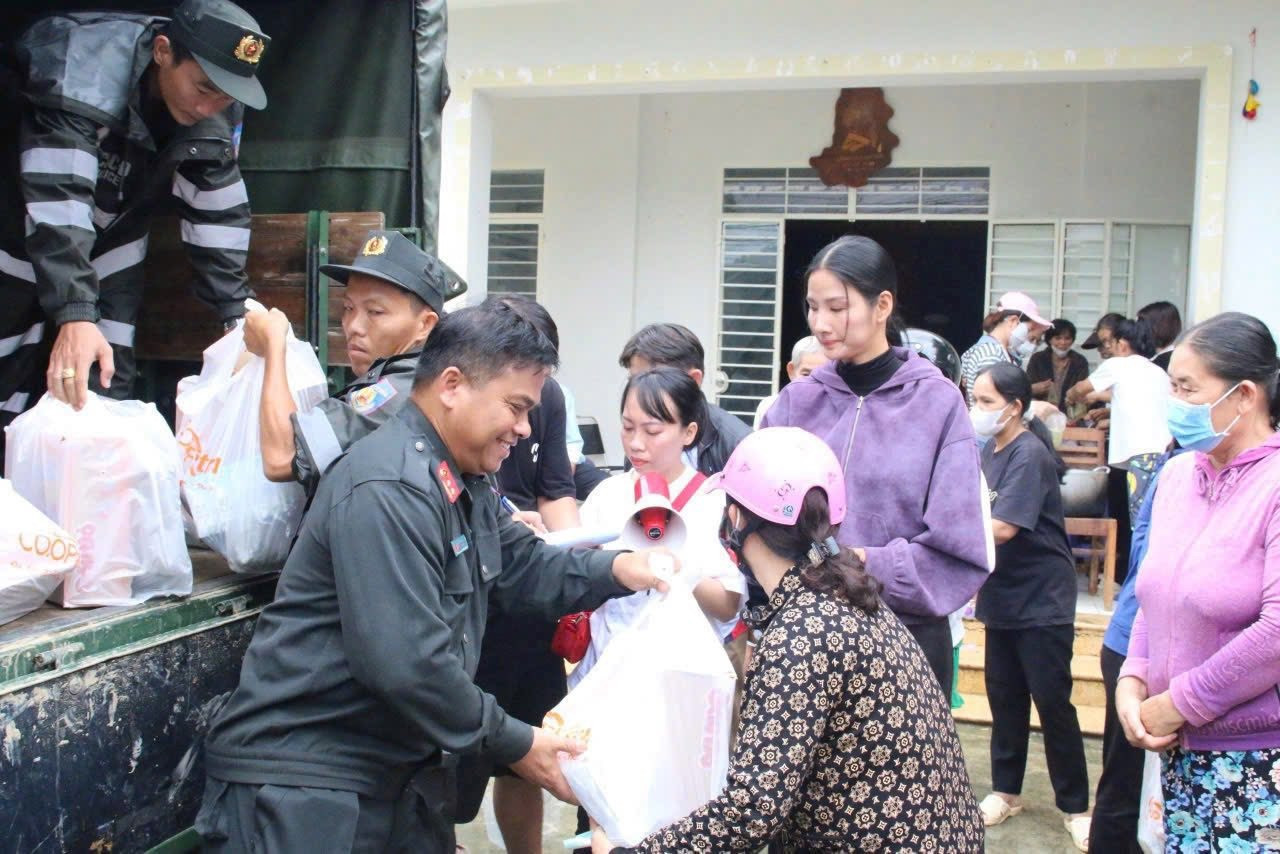 Hoàng Thùy lao vào tâm lũ trực tiếp phát tiền mặt giúp đỡ bà con