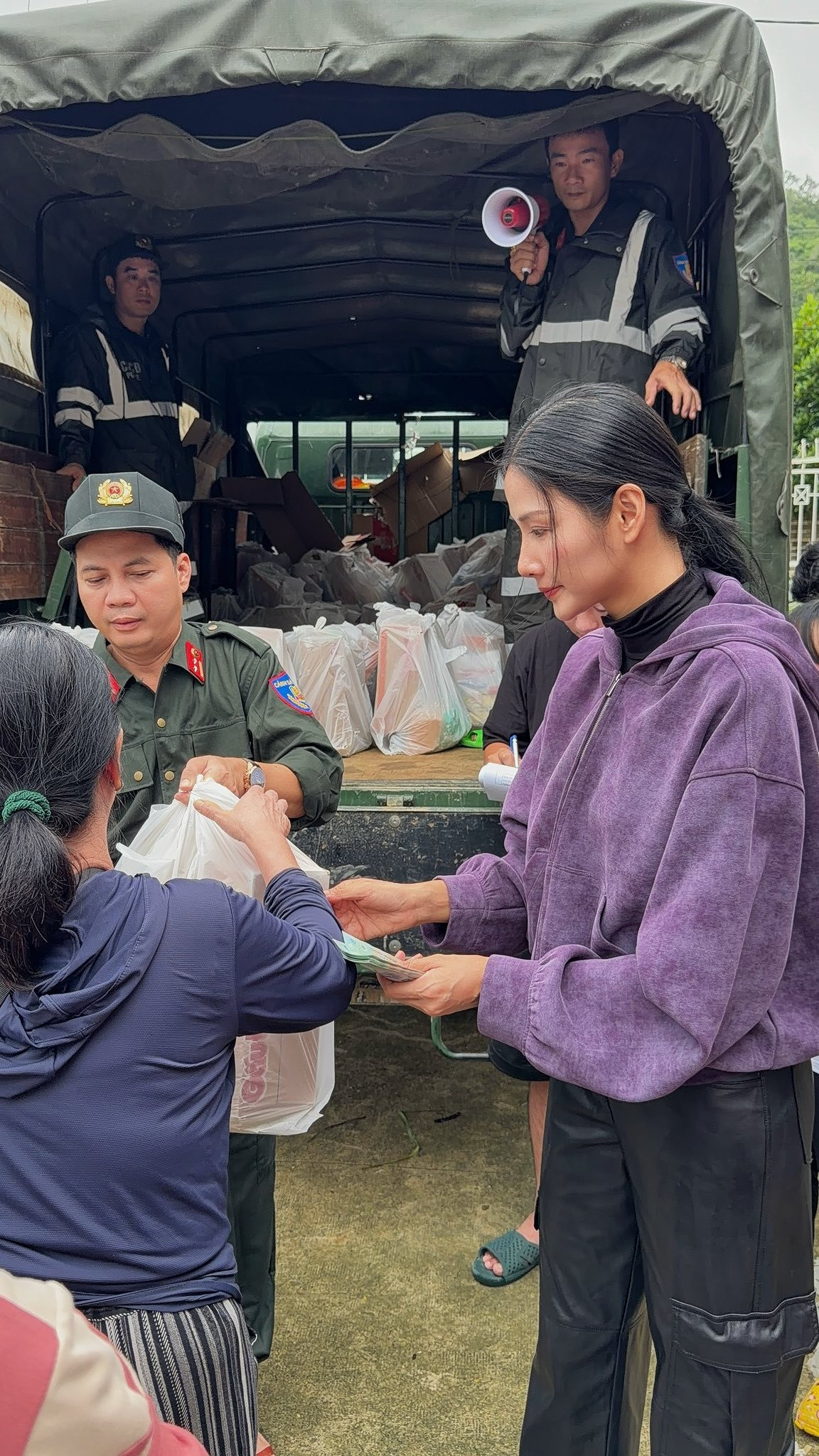 Hoàng Thùy lao vào tâm lũ trực tiếp phát tiền mặt giúp đỡ bà con