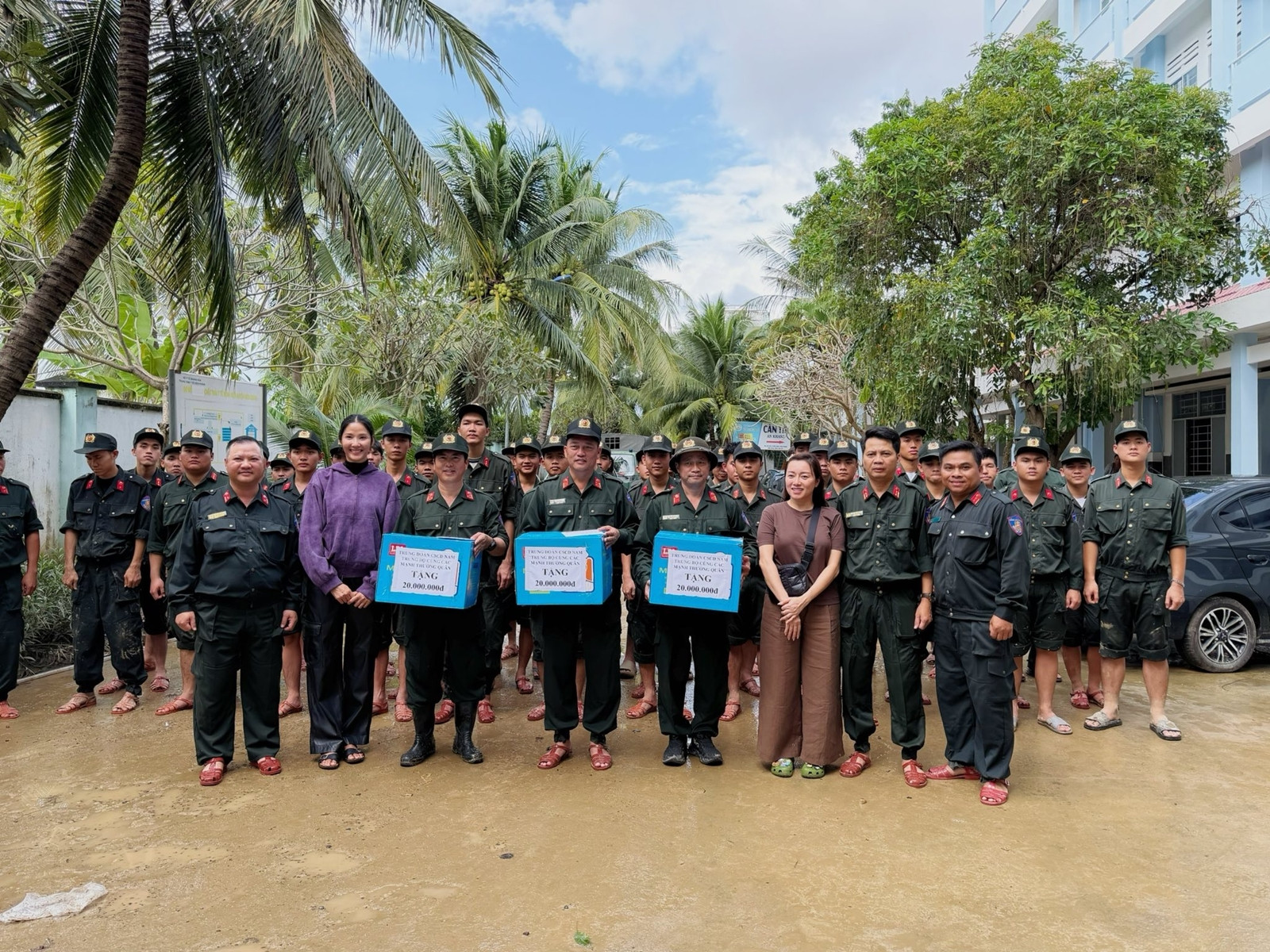 Hoàng Thùy lao vào tâm lũ trực tiếp phát tiền mặt giúp đỡ bà con
