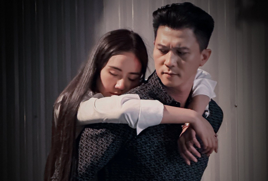 Huyền Lizzie và Hà Việt Dũng cực nhây ở hậu trường 'Cách em 1 milimet'