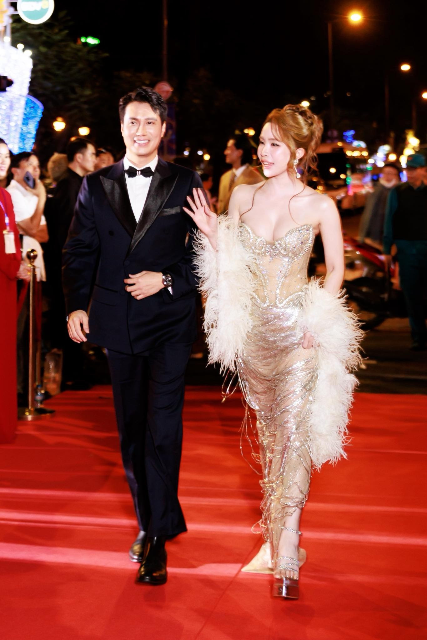 Vóc dáng Quỳnh Nga qua cam thường gây sốt