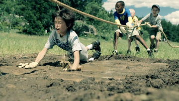 Không ai dạy mình cách lớn lên, chỉ có cuộc đời dạy bằng những cú vấp