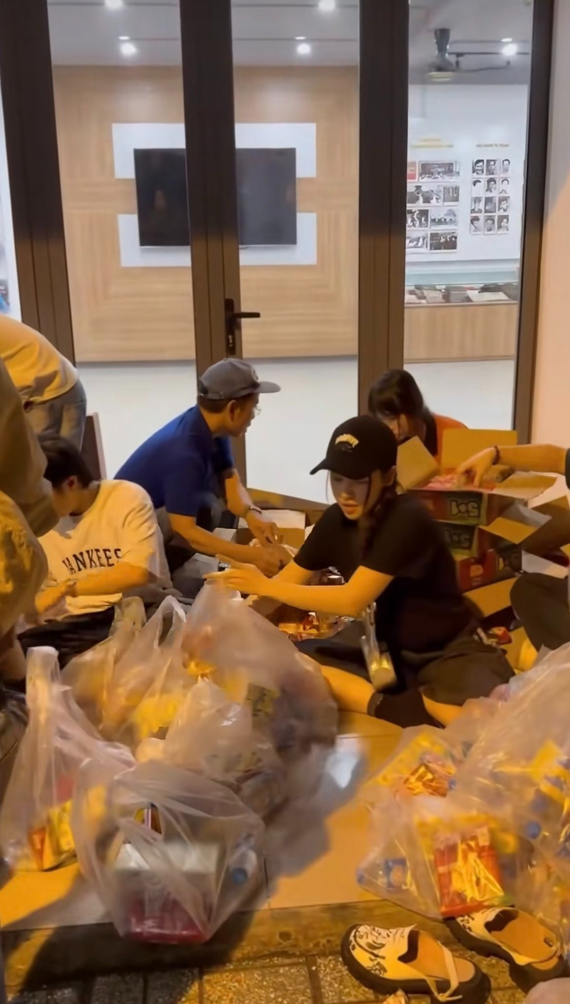 Puka xông pha tham gia cứu trợ dù bận chăm con nhỏ