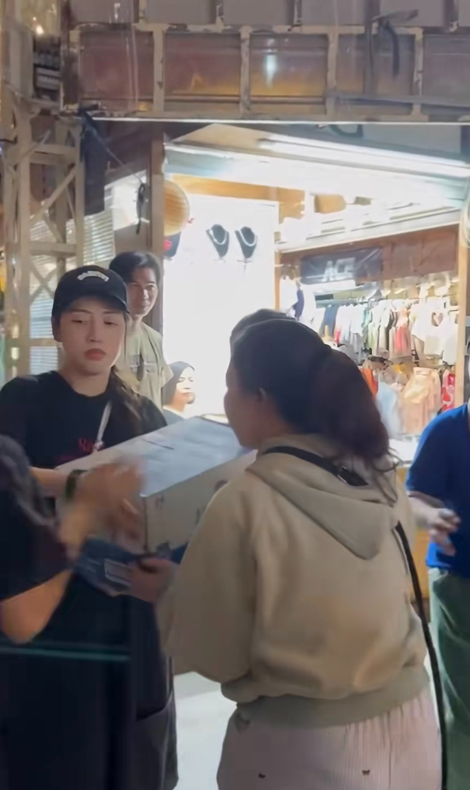 Puka xông pha tham gia cứu trợ dù bận chăm con nhỏ