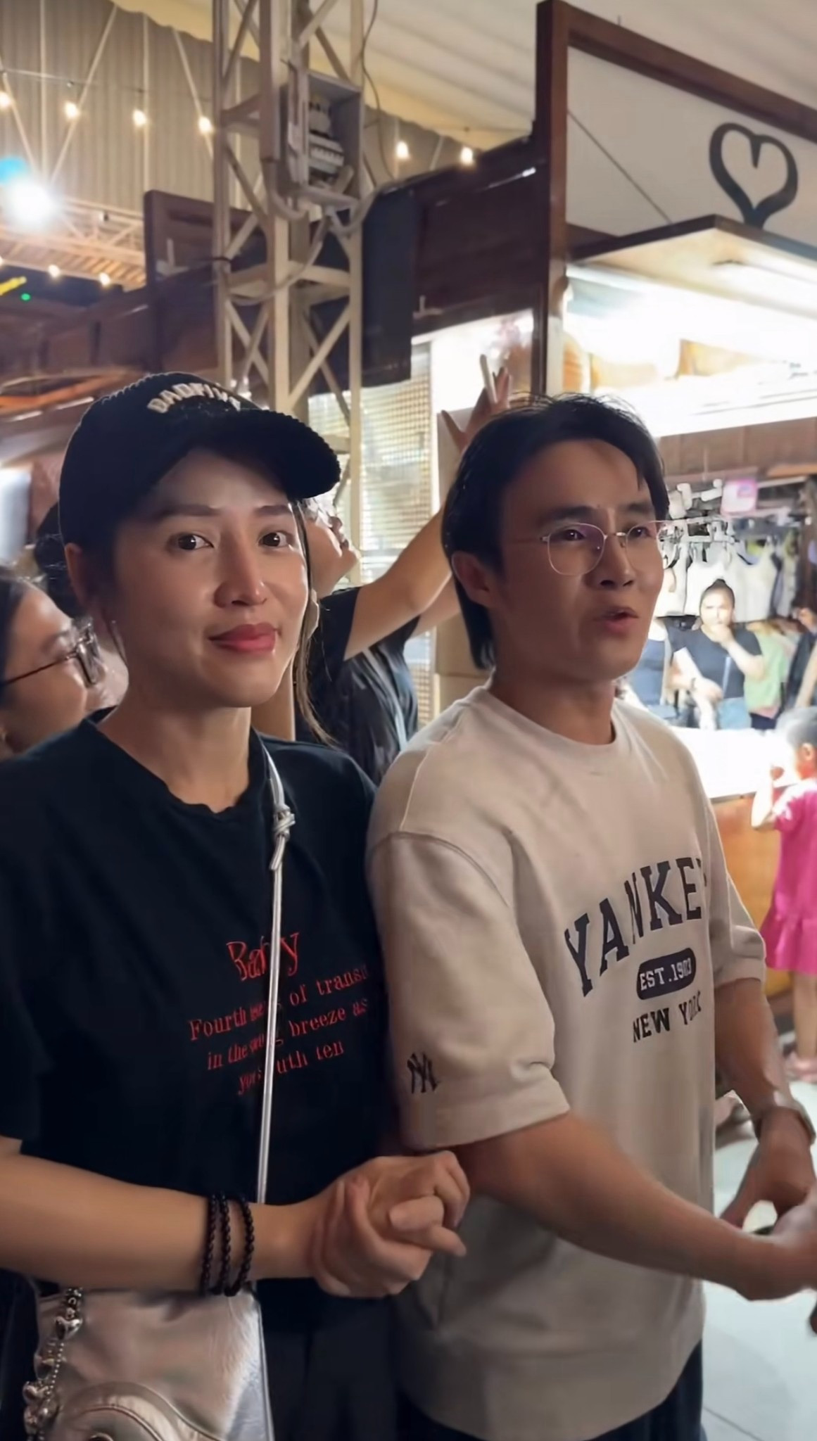 Puka xông pha tham gia cứu trợ dù bận chăm con nhỏ