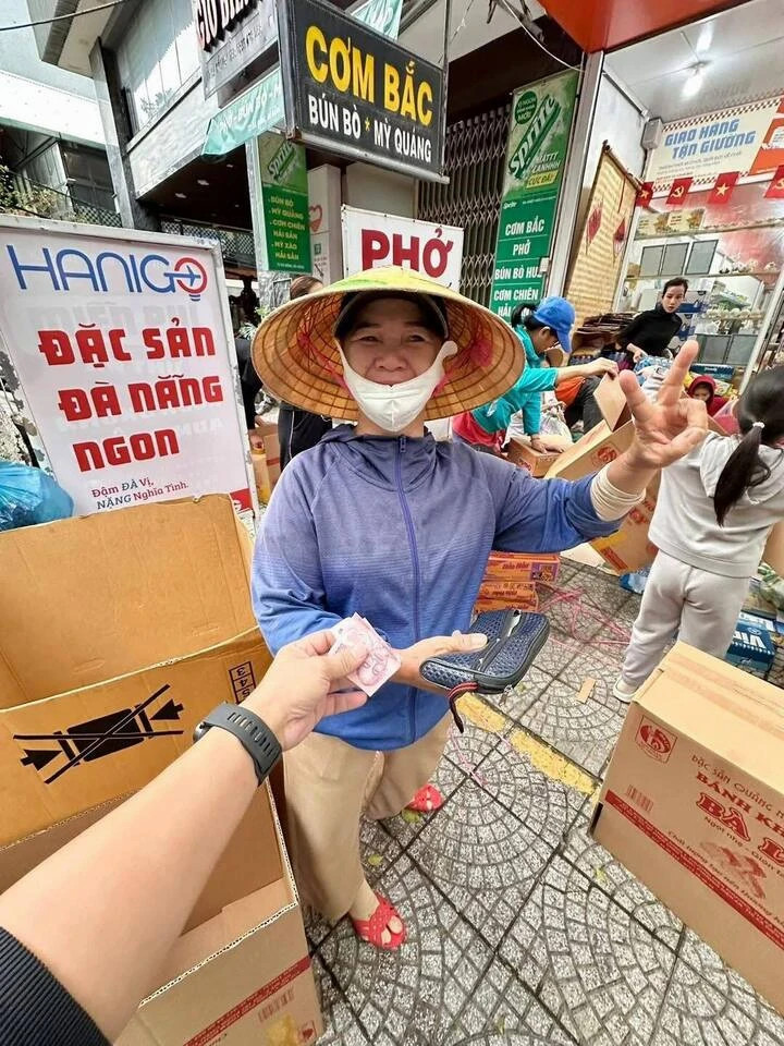 Xúc động những 'chiếc lá rách ít đùm lá rách nhiều' khi miền Trung lũ lụt - 2