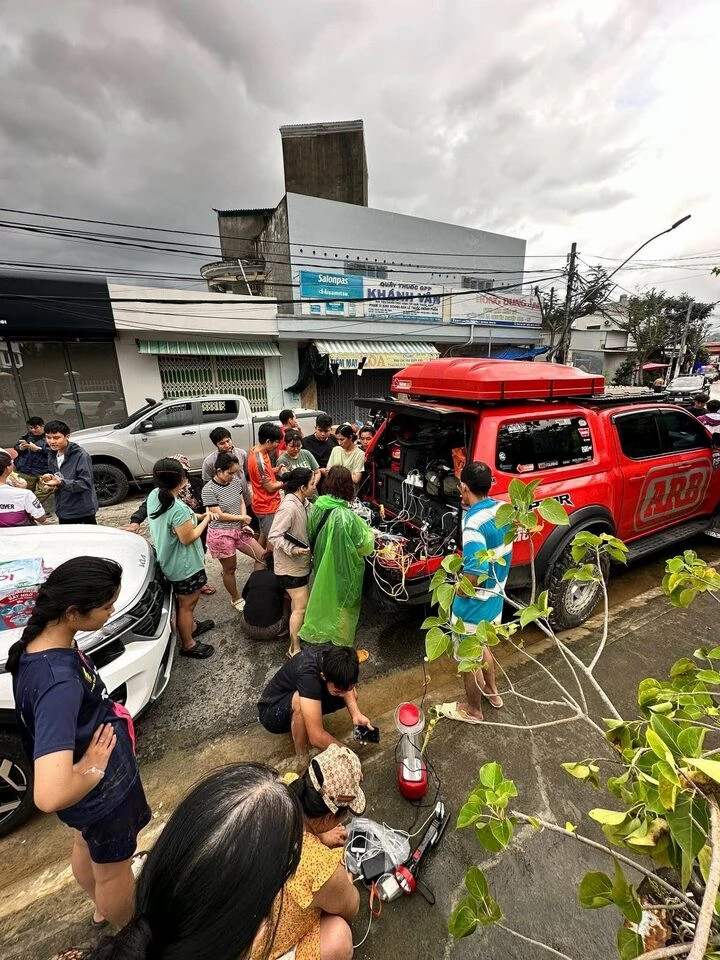 Xúc động những 'chiếc lá rách ít đùm lá rách nhiều' khi miền Trung lũ lụt - 6