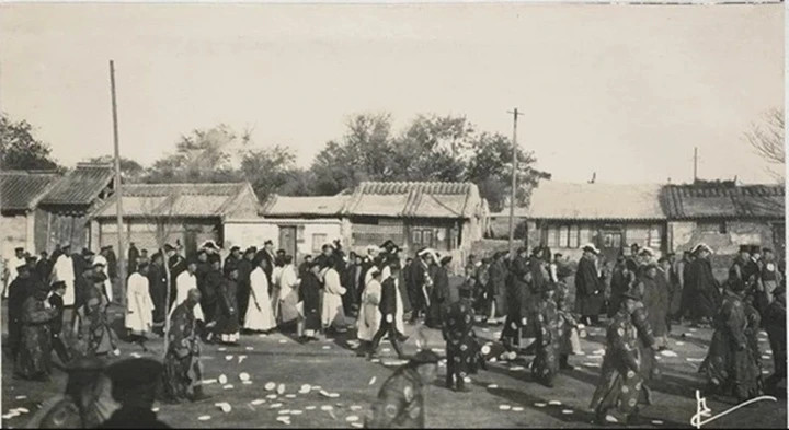 Những bức ảnh do nhà báo người Hà Lan Henri Borel chụp tại Bắc Kinh đầu thế kỷ XX đã hé lộ khung cảnh hiếm có trong tang lễ của Từ Hi Thái hậu. (Ảnh: Sohu)