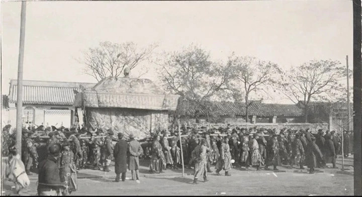 Dọc các tuyến đường, quan quân sắp hàng ngay ngắn, trống nhạc vang lên liên hồi. (Ảnh: Sohu)