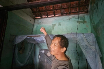 Hai ngày vô vọng tìm cha và ông nội của nữ phóng viên trong lũ dữ