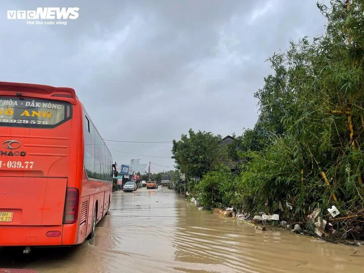 Tôi vừa đi bộ, vừa vượt qua những cung đường ngập sâu ở QL29 để về tới nhà.