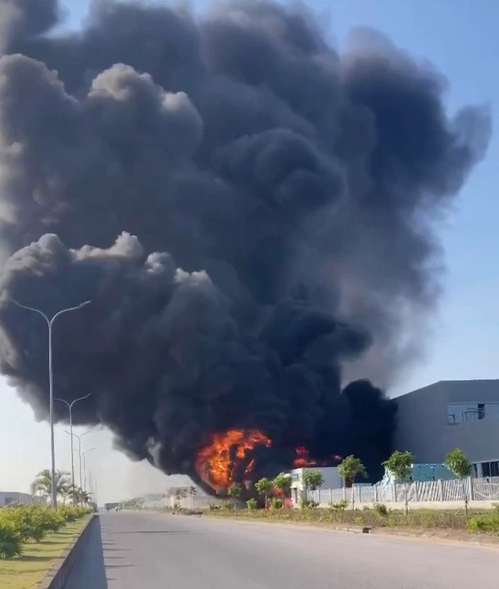 Đám cháy bùng phát mạnh, cột khói đen bốc lên ngụt ngụt.