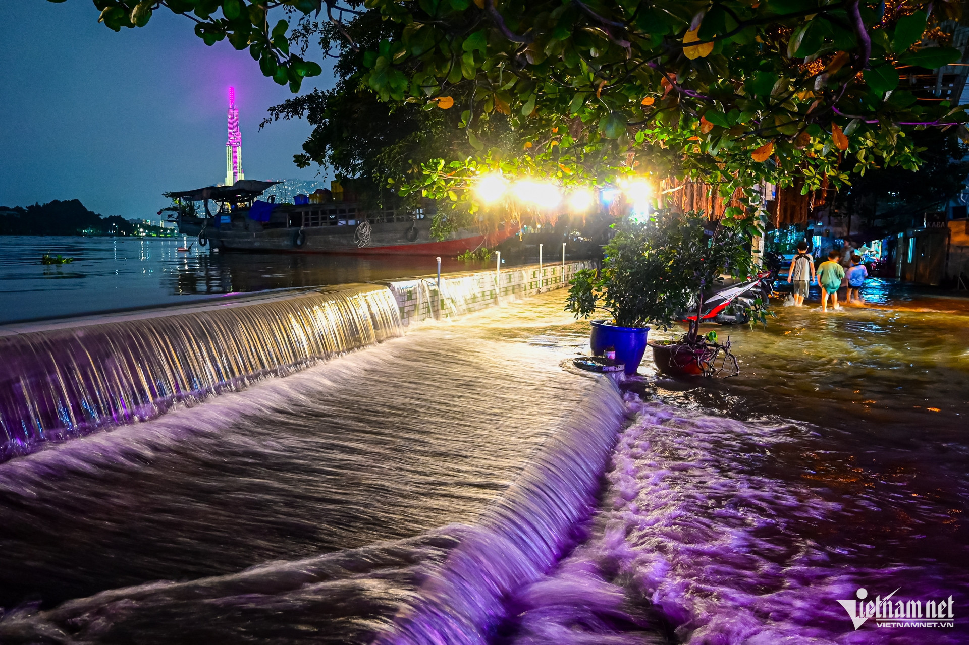 w trieu cuong tphcm nguyen hue 5 2329.jpg