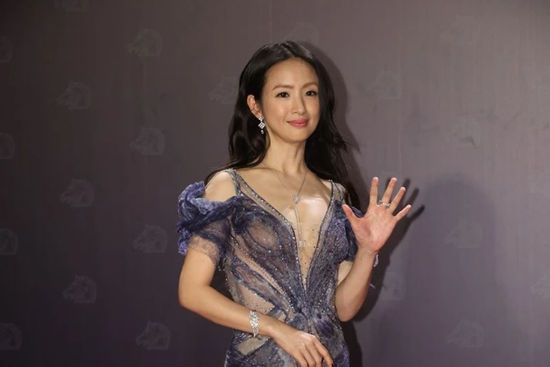 Lâm Y Thần gây chú ý khi diện váy xuyên thấu táo bạo