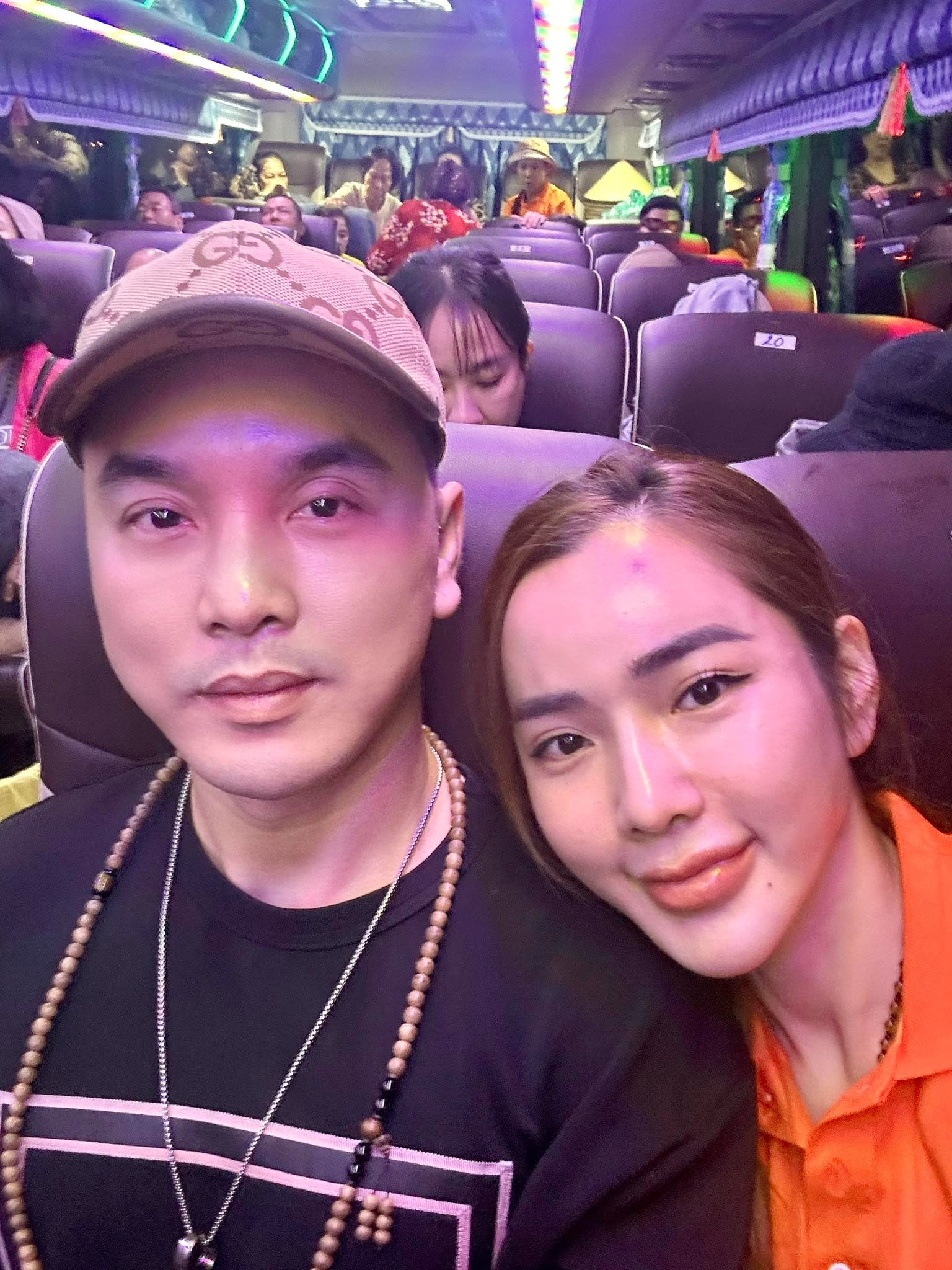 Ưng Hoàng Phúc đáp trả khi bị mỉa mai việc đi từ thiện