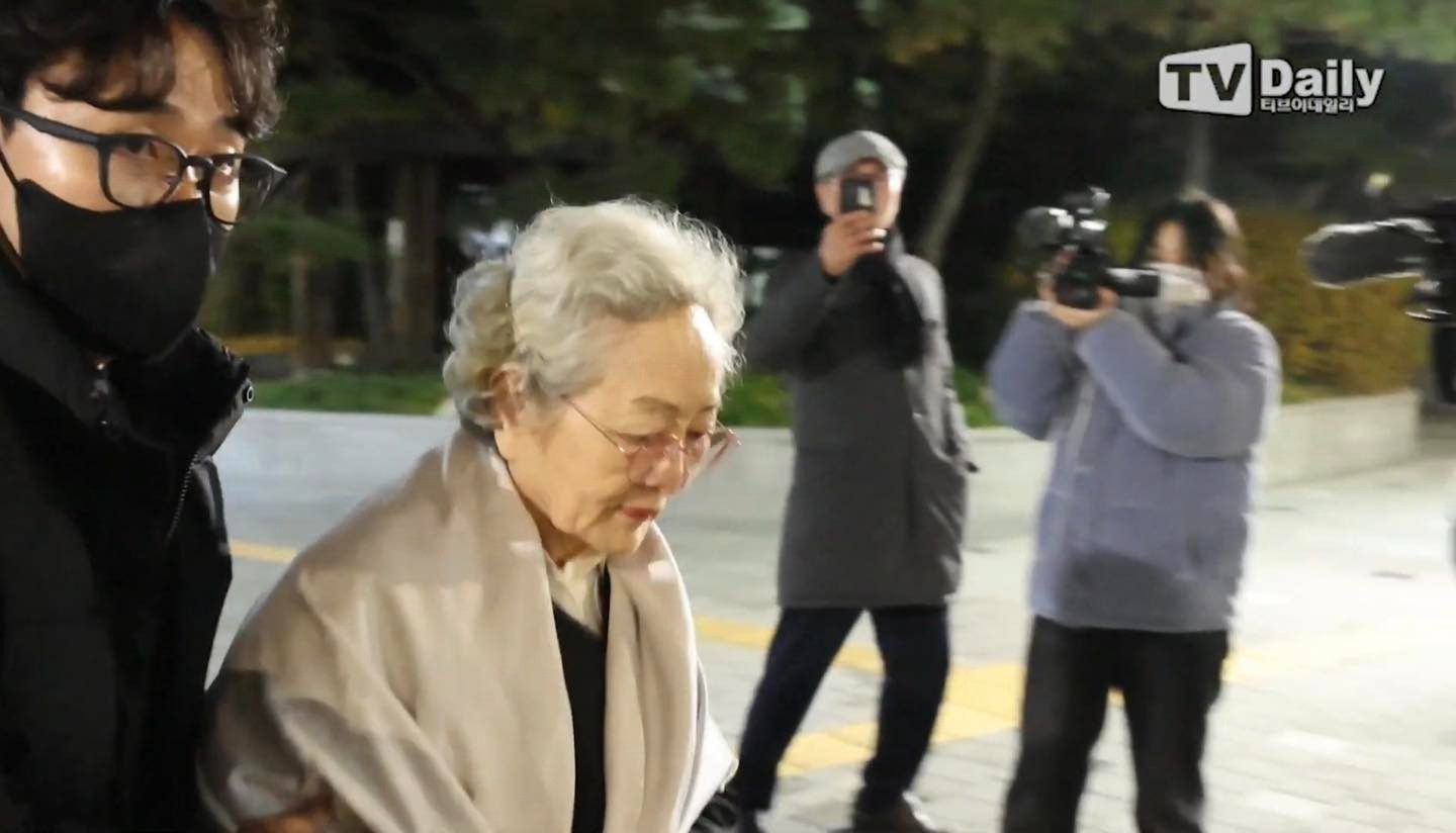 Cả showbiz Hàn đến tang lễ ông nội quốc dân Lee Soon Jae