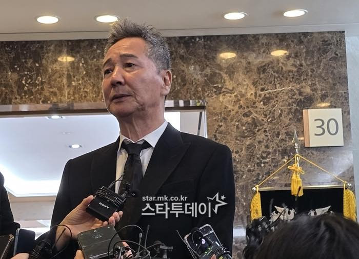 Cả showbiz Hàn đến tang lễ ông nội quốc dân Lee Soon Jae