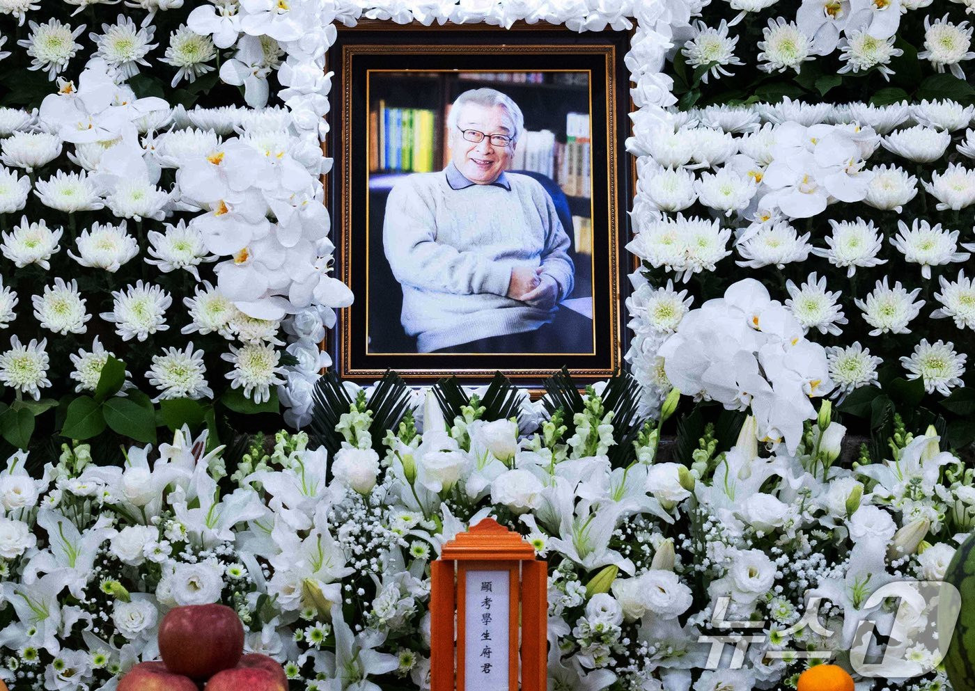 Cả showbiz Hàn đến tang lễ ông nội quốc dân Lee Soon Jae