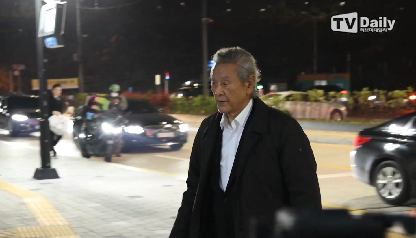 Cả showbiz Hàn đến tang lễ ông nội quốc dân Lee Soon Jae