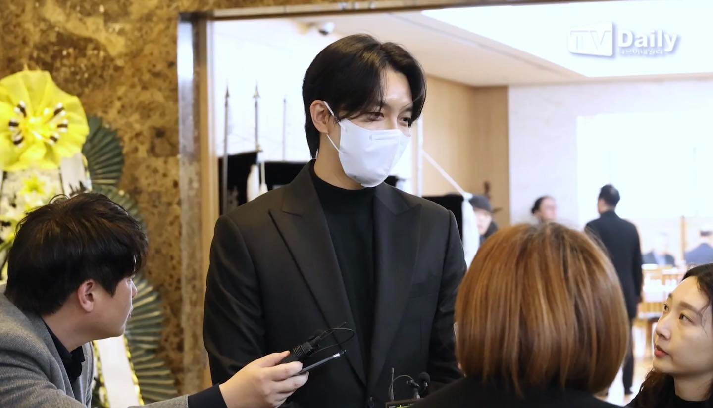 Cả showbiz Hàn đến tang lễ ông nội quốc dân Lee Soon Jae