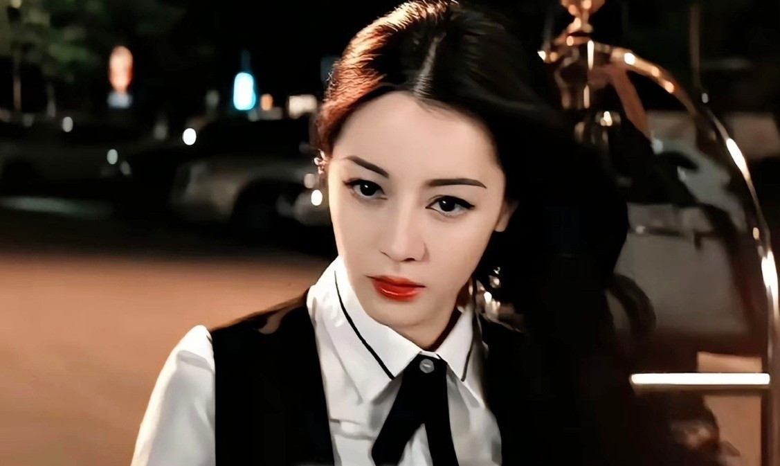 Đoạn clip về Địch Lệ Nhiệt Ba làm