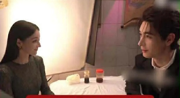 Đoạn clip về Địch Lệ Nhiệt Ba làm