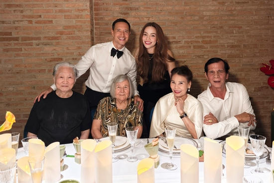 Hồ Ngọc Hà 'khóa môi' Kim Lý cực ngọt, 2 bên thông gia gây chú ý