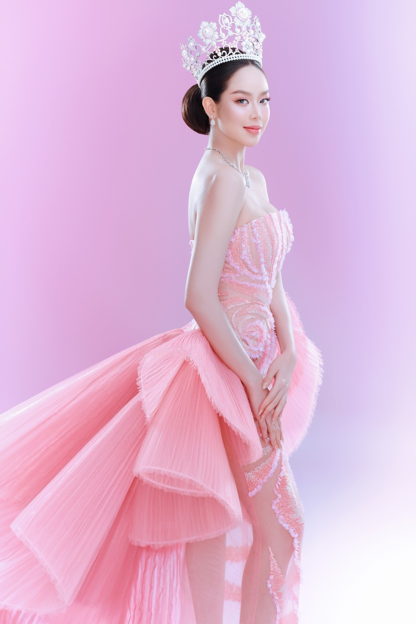 Lộ đầm dạ hội final walk siêu to khổng lồ nặng 20kg của Hoa hậu Thanh Thủy