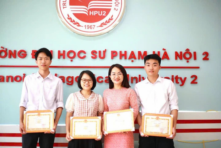 Phúc Sơn (thứ nhất từ phải qua) trở thành Thủ khoa của trường Đại học Sư phạm Hà Nội 2 với điểm GPA gần tuyệt đối (Ảnh: NVCC)