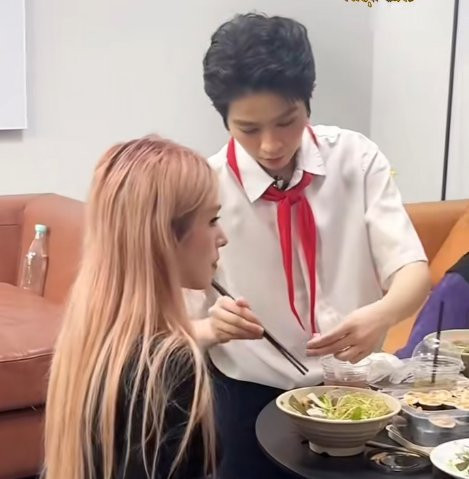 Tan chảy loạt ảnh Gil Lê chăm sóc tận tình cho Xoài Non