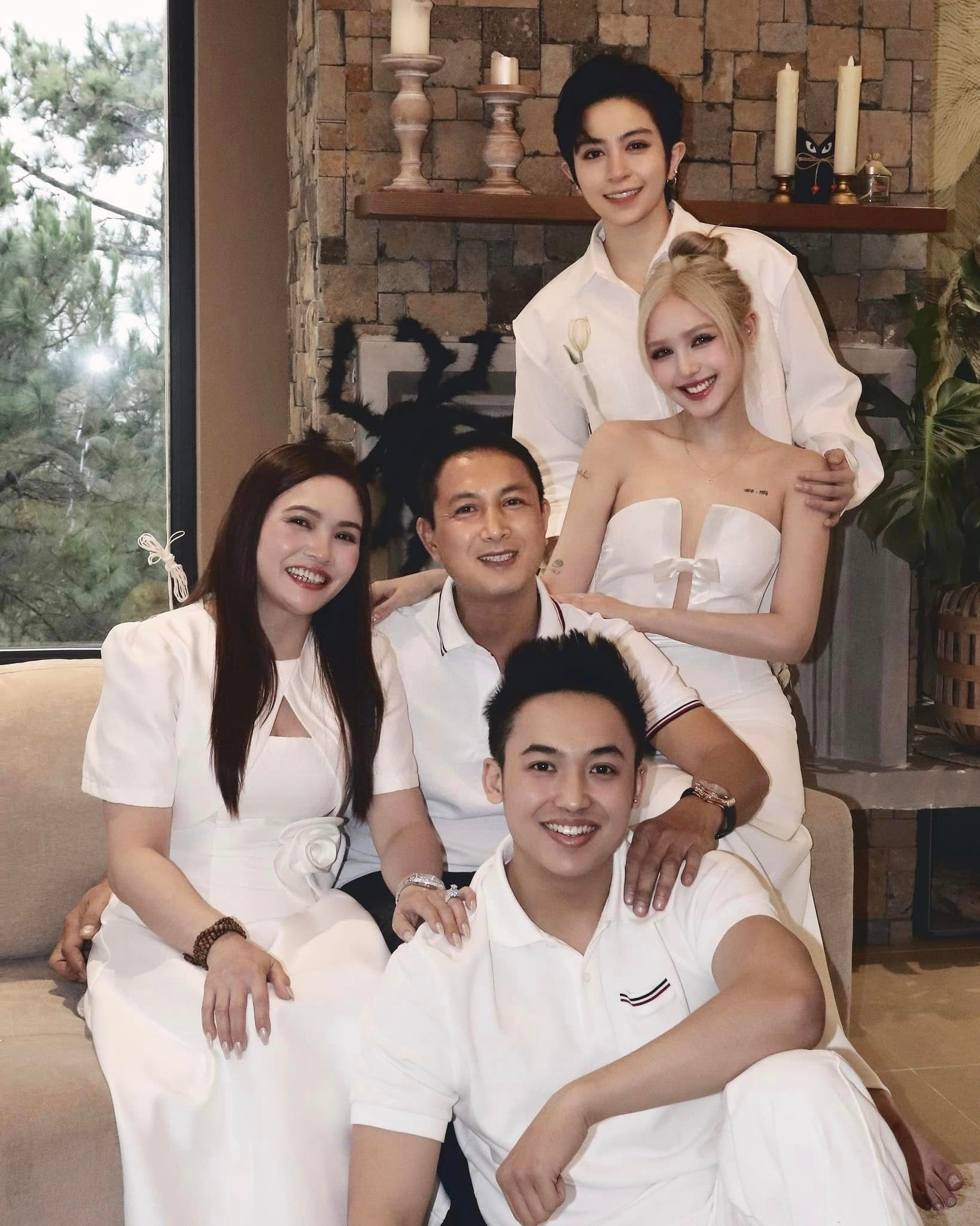 Tan chảy loạt ảnh Gil Lê chăm sóc tận tình cho Xoài Non