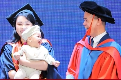 Tân thạc sĩ bế con nhận bằng, khoảnh khắc em bé mỉm cười gây 'bão' mạng xã hội