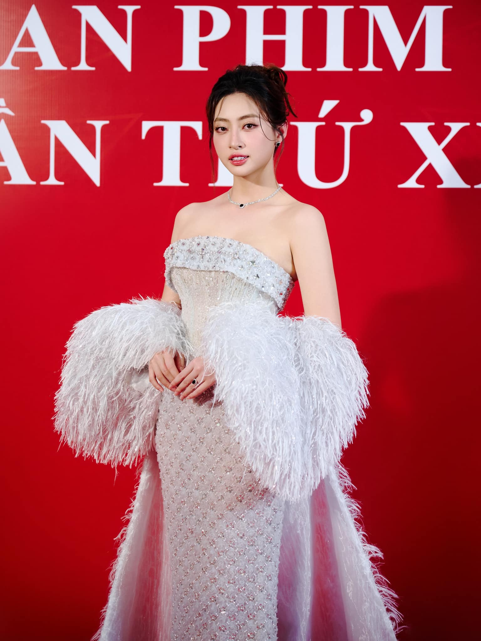 Lương Thùy Linh đụng hàng Thanh Thủy