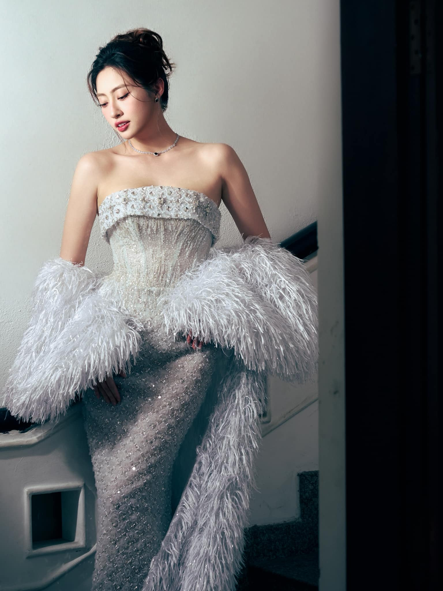 Lương Thùy Linh đụng hàng Thanh Thủy