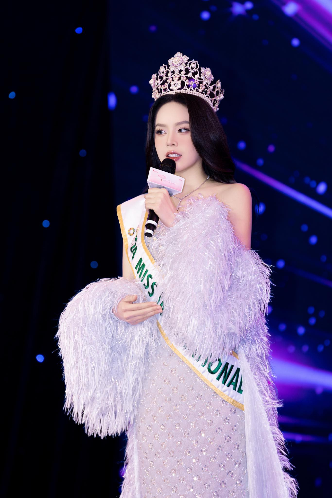 Lương Thùy Linh đụng hàng Thanh Thủy