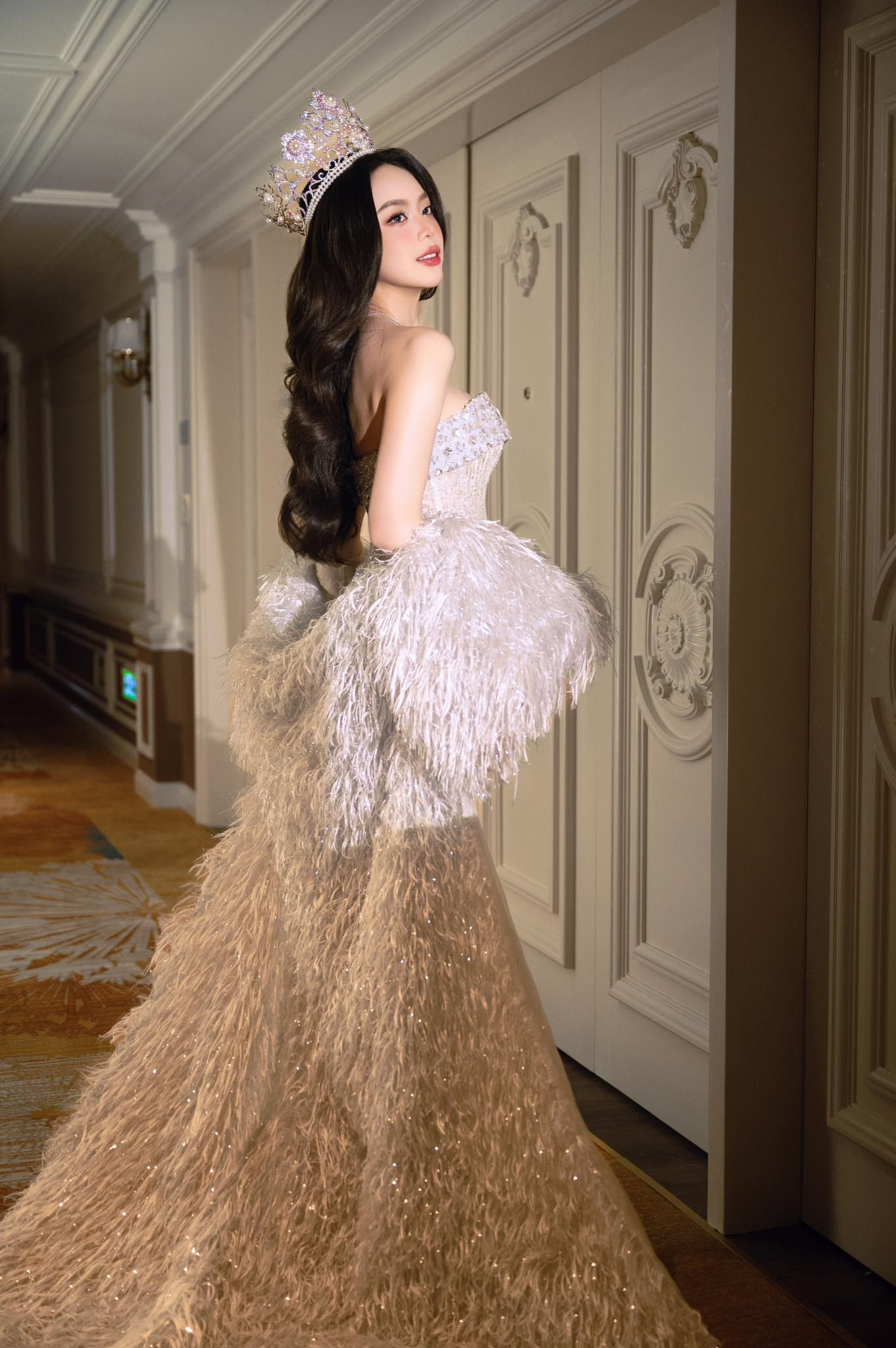 Lương Thùy Linh đụng hàng Thanh Thủy