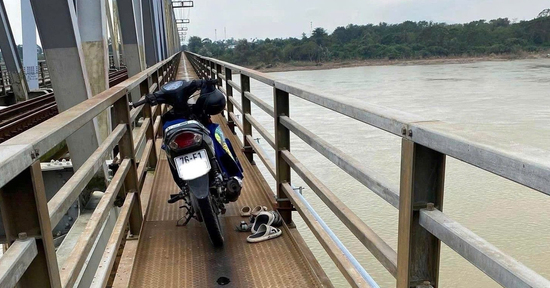 Vụ bố ôm 2 con nhảy xuống sông: Người cha từng có ý định tự tử nhưng bất thành