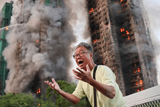Câu chuyện xé lòng đằng sau bức ảnh người đàn ông tuyệt vọng gục ngã trước những toà nhà đang cháy ở Hong Kong